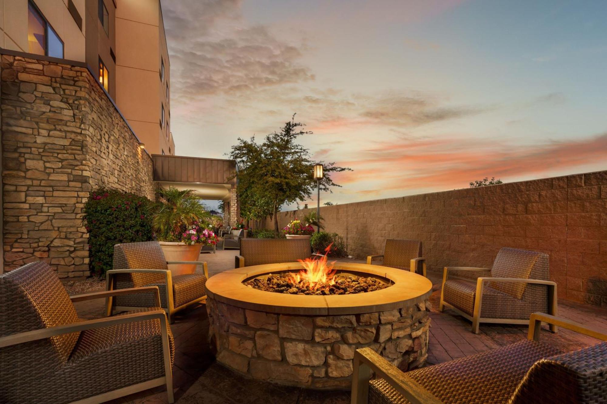 Courtyard By Marriott Phoenix Mesa Gateway Airport Екстериор снимка